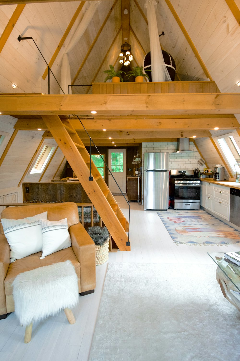 Ausgebauter Wohnraum mit sichtbaren Holzbalken