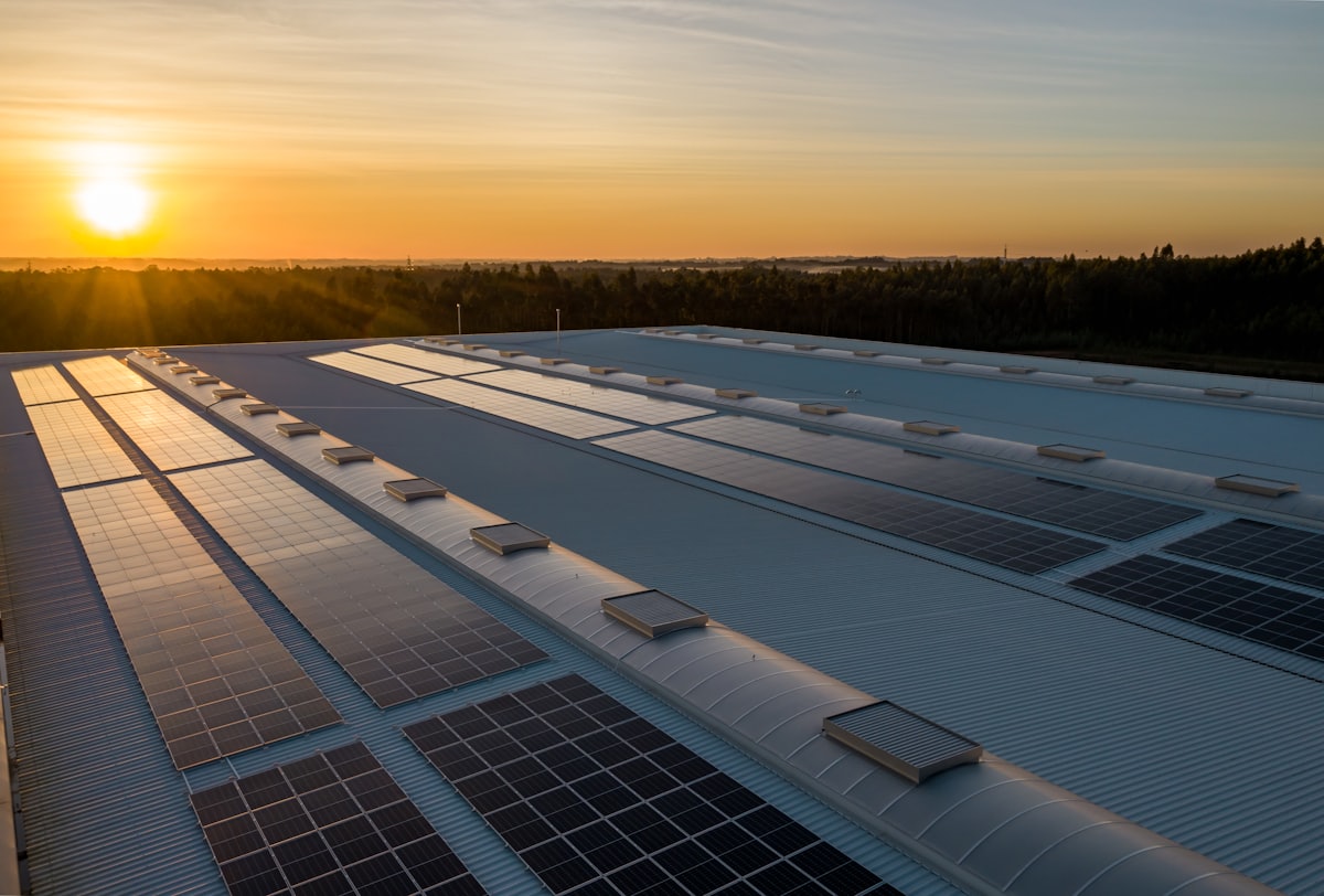 Photovoltaikanlage auf einem Flachdach im Sonnenuntergang
